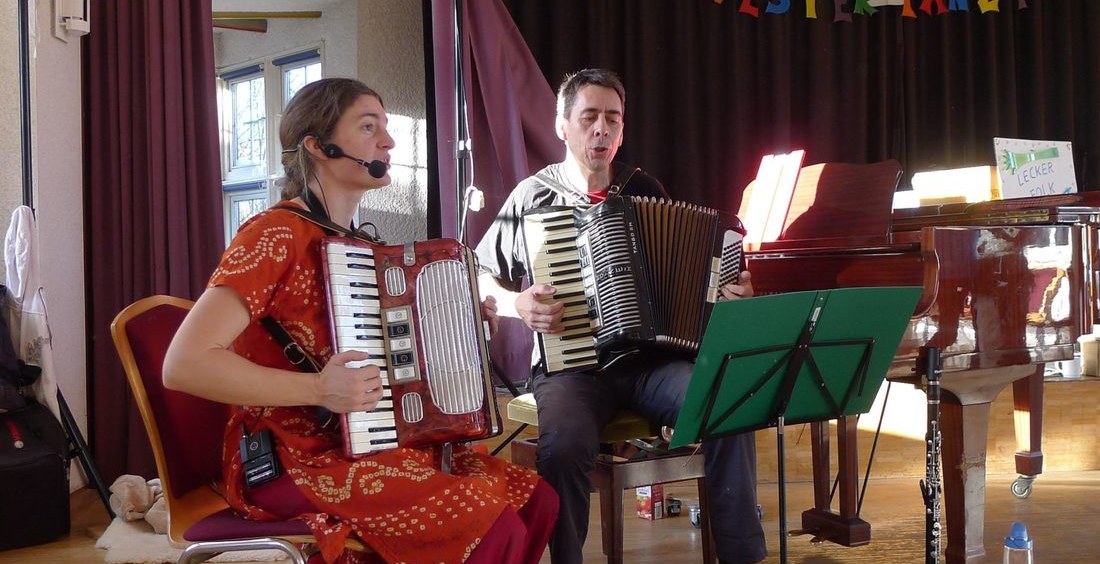 Lecker-Folk: zwei Akkordeonspieler beim Auftritt