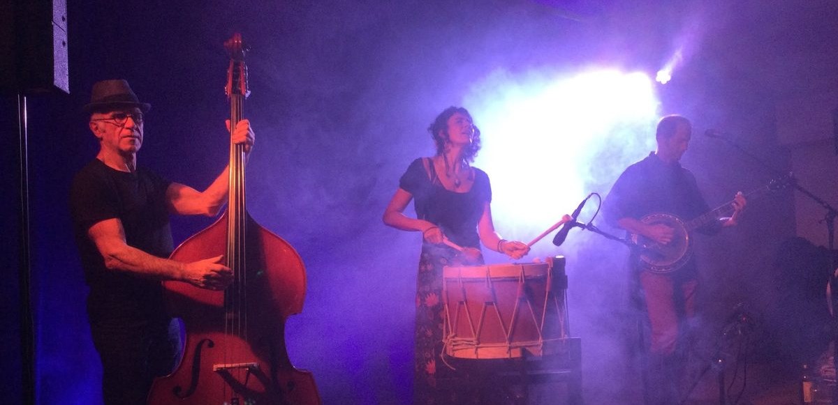 Baltrashtrad: vier Musiker mit Kontrabass, Trommel und Banjo auf der B&uuml;hne