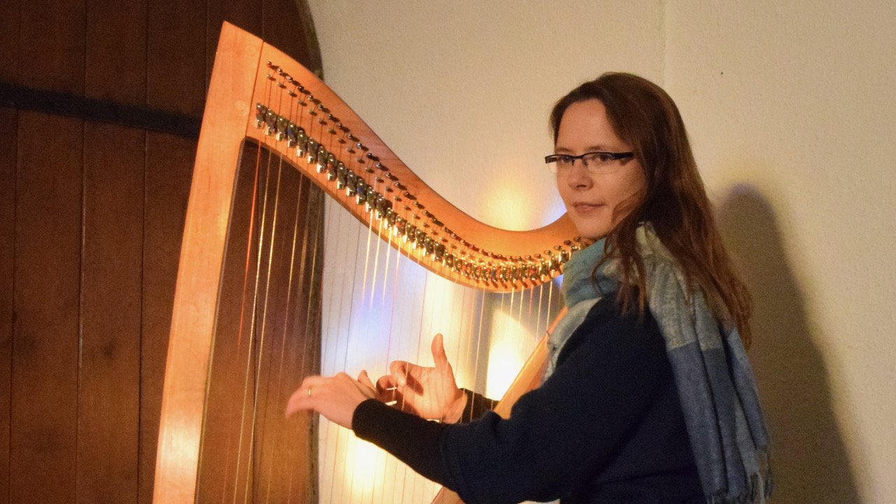 Barbara Bothe an der keltischen Harfe