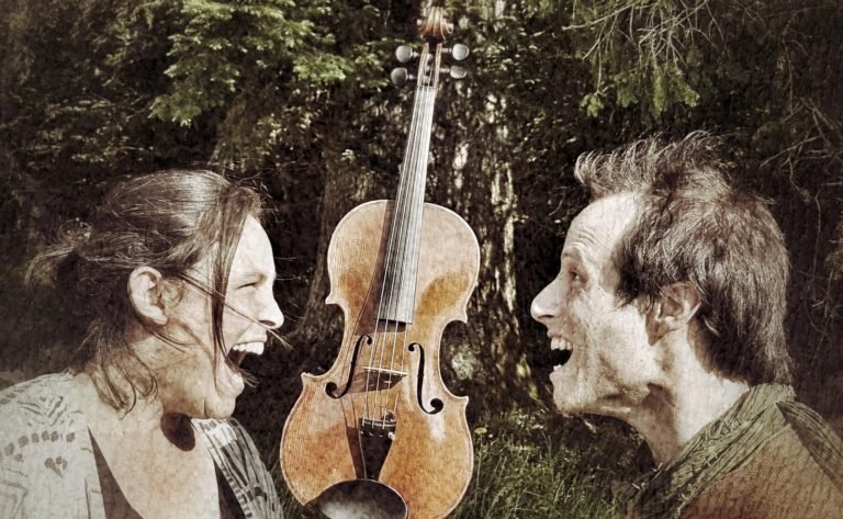 Dj&icirc;ga: Nathalie Recking und Dani Velasco singen sich &uuml;ber einer Geige gegen&uuml;ber, im Wald