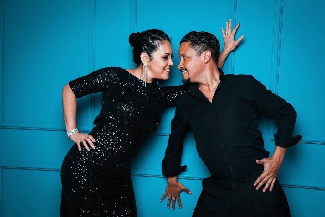Oscar und Vicky, Tango-Tanzpaar, Stirn an Stirn vor t&uuml;rkisfarbener Wand