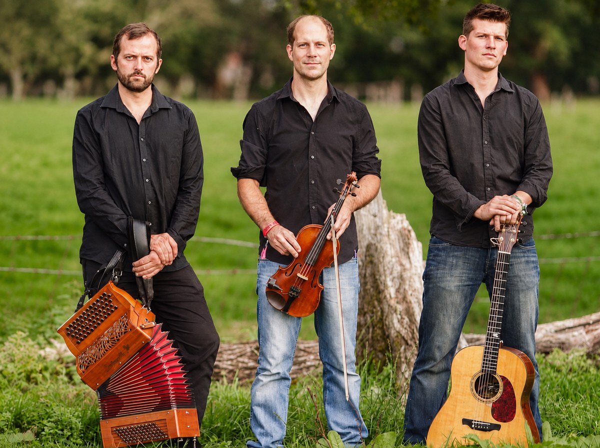 Triple-X: das Trio mit Akkordeon, Geige und Gitarre